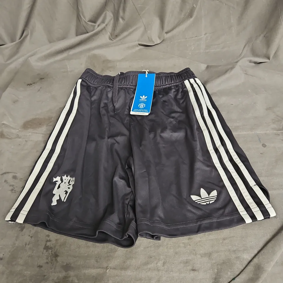 ADIDAS MUFC SHORTS IN CARBON SIZE 11/12YRS