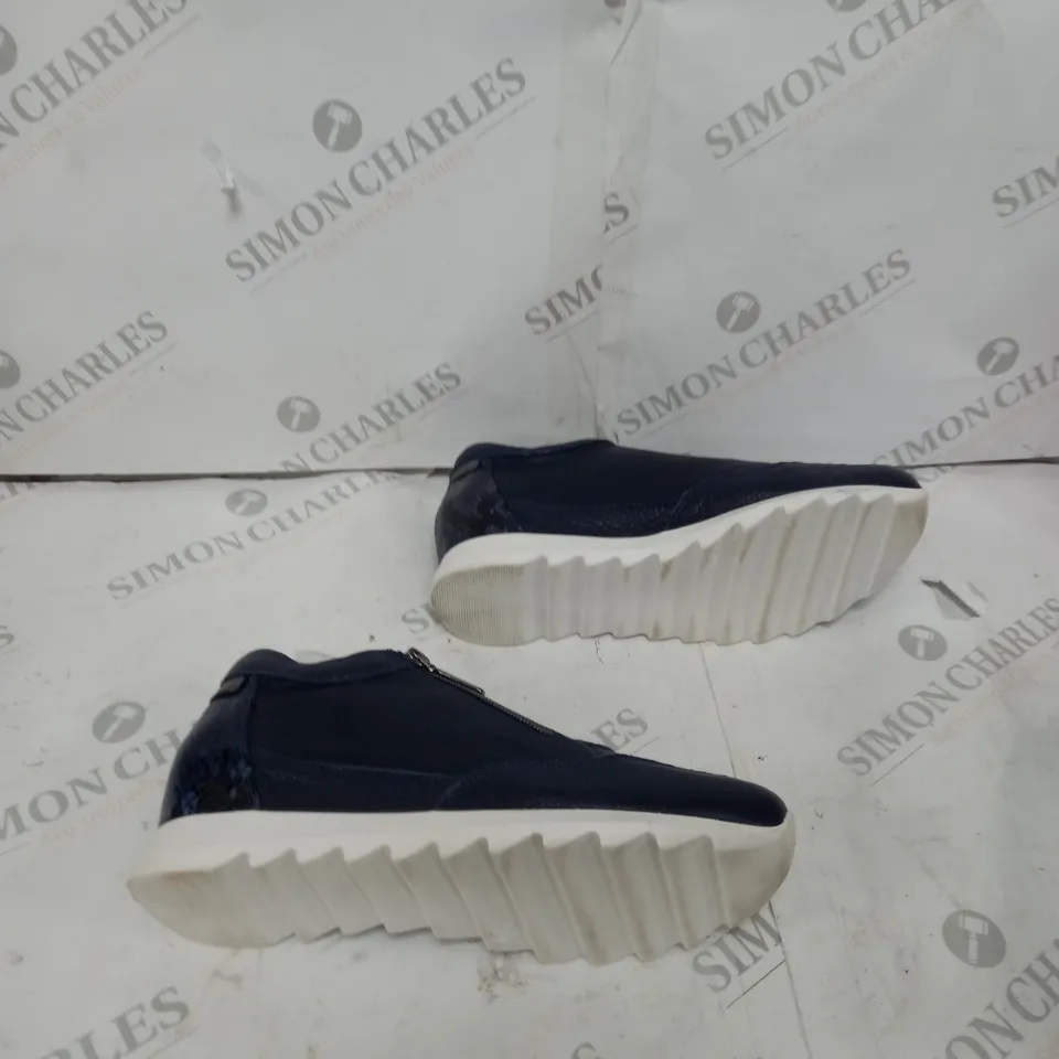 NAVY LEATHER WEDGE TRAINER SIZE 7 - BOXED 