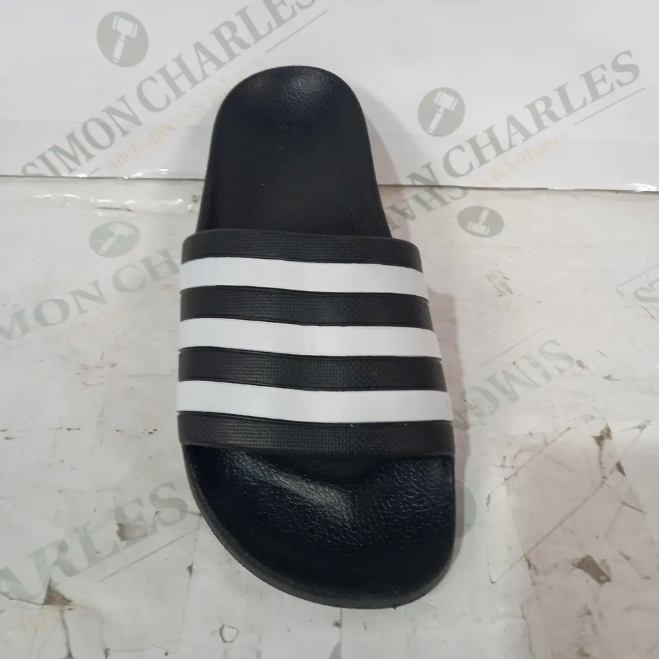 BOXED PAIR OF ADIDAS SLIDERS IN BLACK/WHITE UK SIZE 6