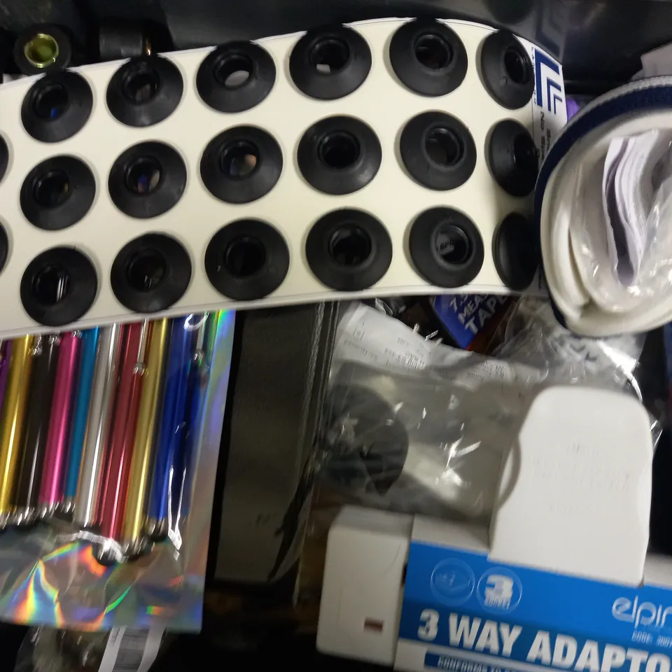 LOT OF APPROXIMATELY 20 ASSORTED HOUSEHOLD ITEMS TO INCLUDE MARKSMAN 7.5M MEASURING TAPE, PRIMA 5PC SHOE POLISH SET, PILOT MARKER, ETC
