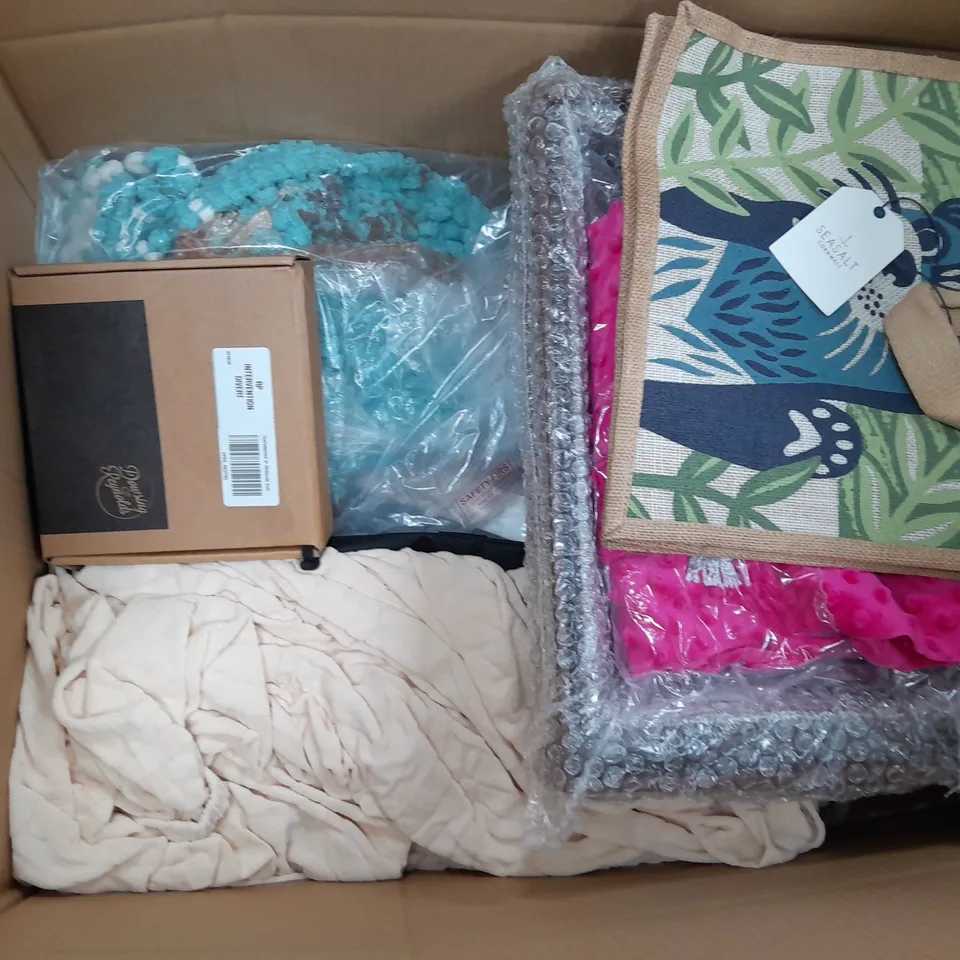 APROXIMATELY 15 ASSORTED HOUSEHOLD ITEMS TO INCLUDE TOWELS , WALLPAPER , BOTTLES , ETC 