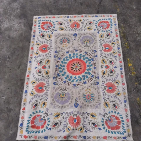 DECORATIVE RUG WITH FLORAL CENTRAL MEDALLION β MULTICOLOURED (120X160CM)