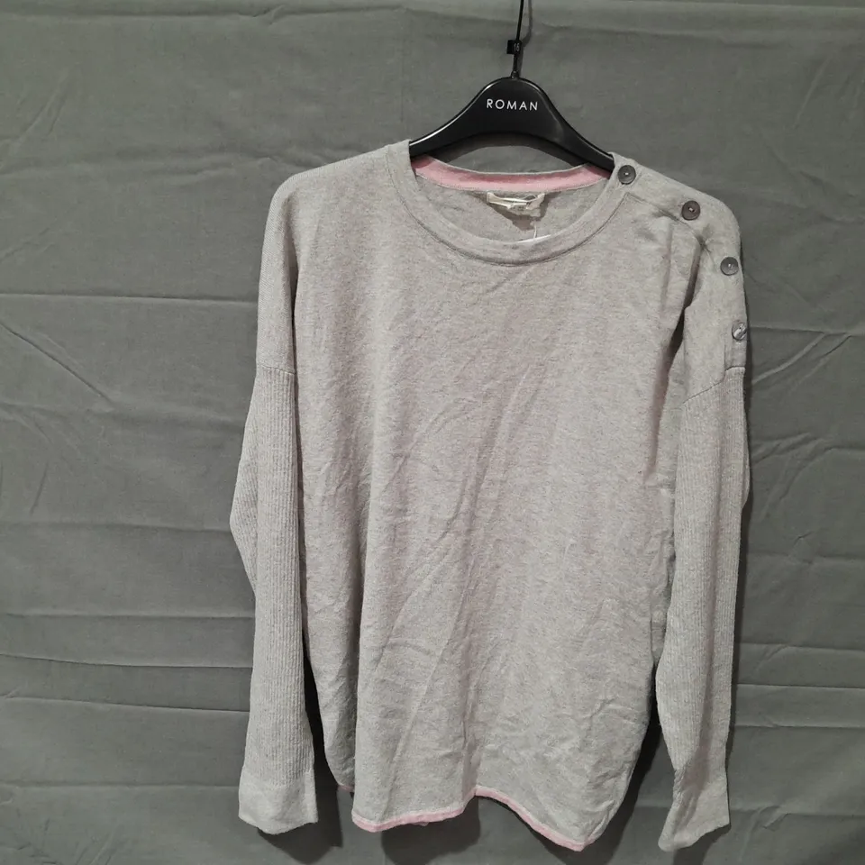 APPROXIMATELY 10 ASSORTED ITEMS OF WOMEN'S CLOTHING TO INCLUDE WHITE STUFF JUMPERS IN SIZES 14, 16, 22 