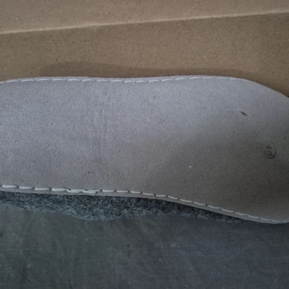 BOXED PAIR OF VOLLSJO SLIPPERS IN GREY UK SIZE 7