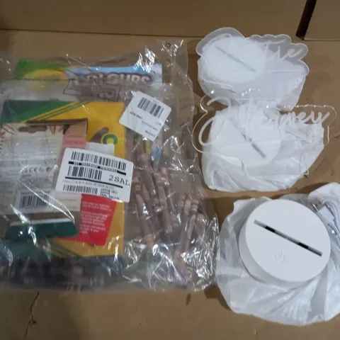 LOT OF 4 ASSORTED HOUSEHOLD ITEMS TO INCLUDE RAYOLA SET AND PERSONALISED 3D LAMPS