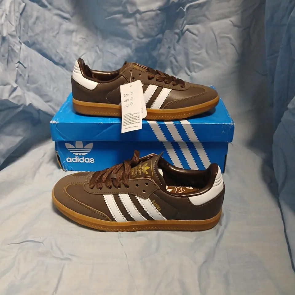 ADIDAS SAMBA OG UNISEX SNEAKERS – BROWN WITH WHITE THREE-STRIPE DETAILING, UK 6