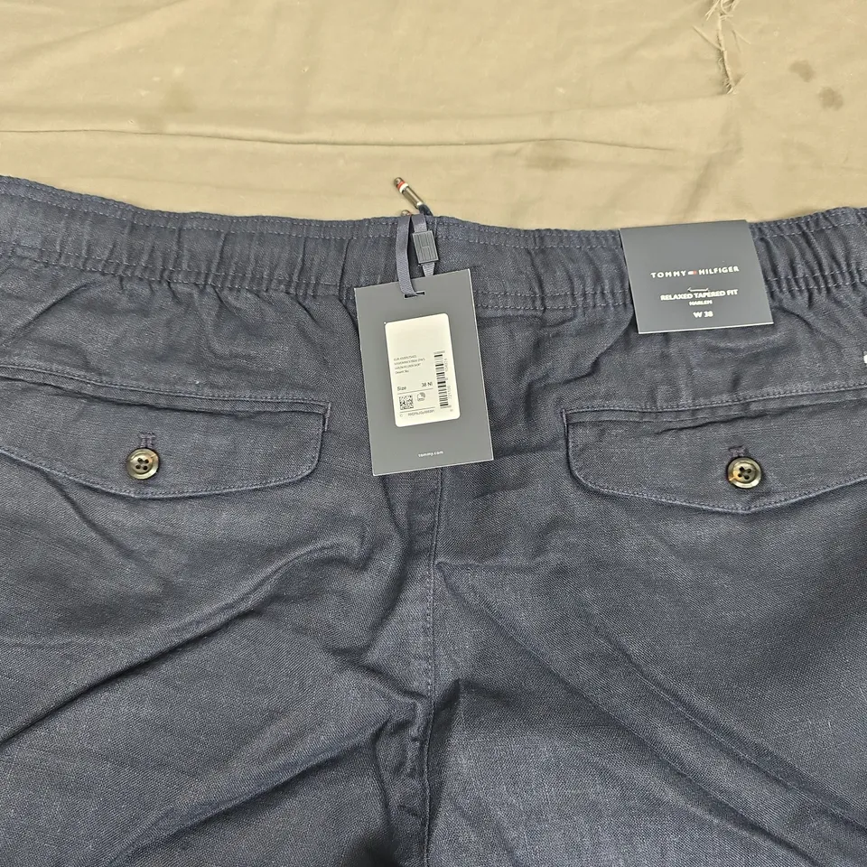 TOMMY HILFIGER RELAXED TAPERED FIT HARLEM LINEN SHORTS IN DESERT SKY - 38NI 