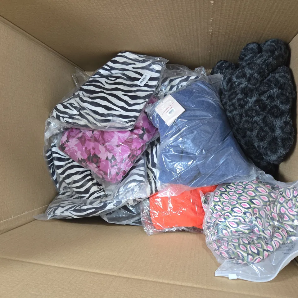 SET OF 5 TEXTILE FABRICS: ZEBRA PRINT, PINK GEOMETRIC, BLUE PLAIN, ORANGE ACCENT & DARK TEXTURED PIECES WOMEN'S CLOTHING BUNDLE – APROX 10 ITEMS TO INCLUDE CLOTHING ITEMS JUMPERS , TOPS AND DRESSES 