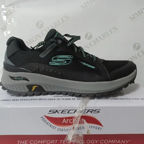 BOXED SKECHERS BLACK AND GREY TRAINERS - SIZE 6