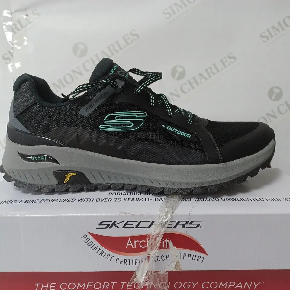 BOXED SKECHERS BLACK AND GREY TRAINERS - SIZE 6 
