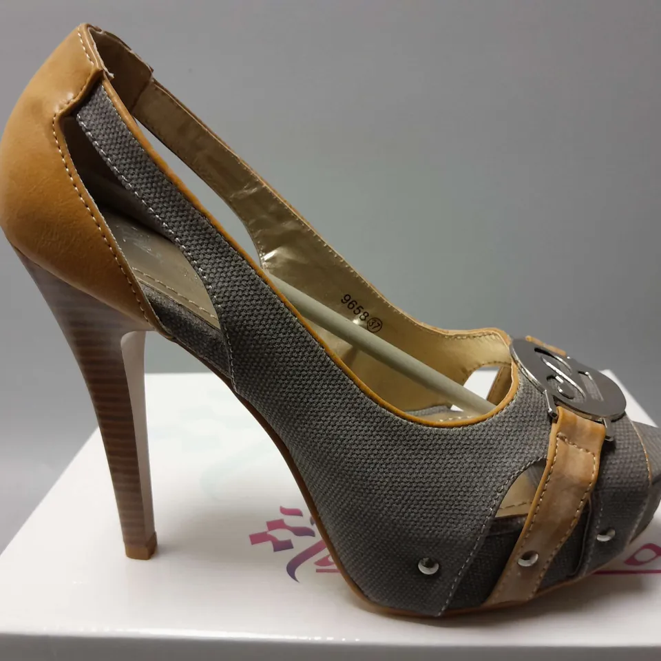 APPROXIMATELY 24 BOXED PAIRS OF LAVANDA OPEN TOE HIGH HEELS IN GREY/BLACK IN VARIOUS SIZES