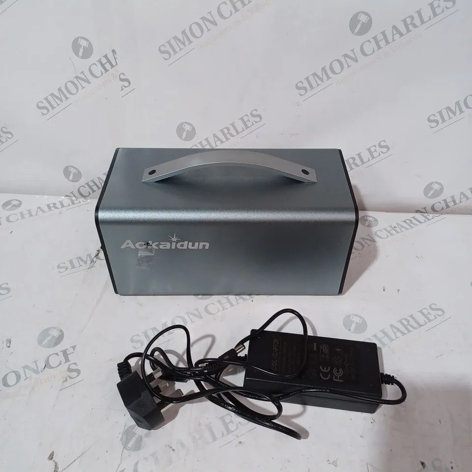 BOXED PORTABLE SOLAR GENERATOR POWER STATION