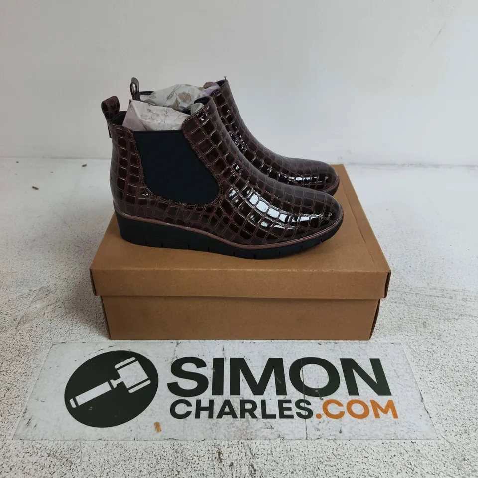 BOXED PAIR OF JO & JOE WALNUT SHOES IN DARK BROWN CROC - SIZE 4