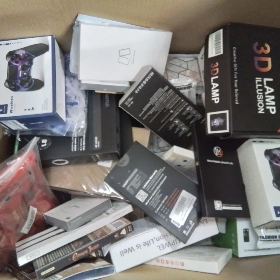 BOX CONTAINING LARGE AMOUNT OF BOXED ELECTRICAL ITEMS TO INCLUDE: VANITY MIRROR LIGHTS, 5INCH RING LIGHT, VARIOUS LIGHT BULBS, PHONENCASES, EARPHONES AND LOTS MORE.