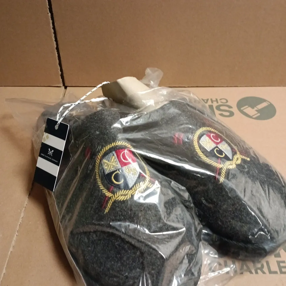 CREW CLOTHING COMPANY FELT CREST SLIPPERS – CHARCOAL, SIZE L