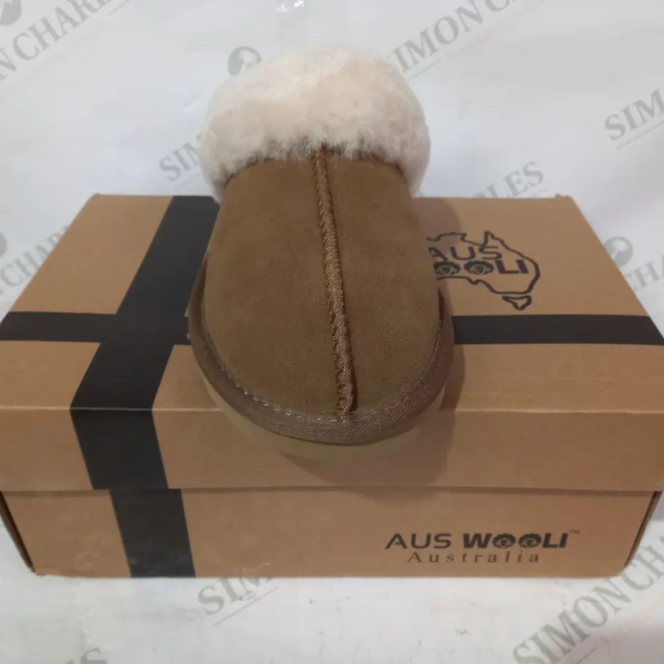 BOXED PAIR OF AUSWOOL SYDNEY FAUX FUR LINED SLIPPERS IN CHESTNUT UK SIZE 9