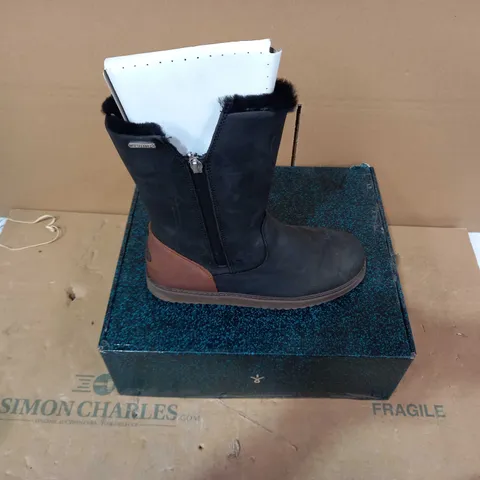 BOXED PAIR OF EMU AUSTRALIA BOOTS - SIZE W7