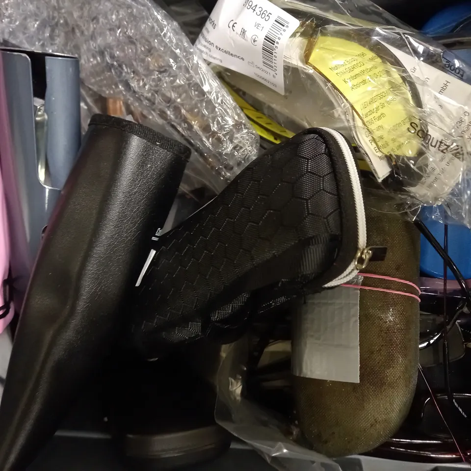 LOT OF APPROXIMATELY 20 ASSORTED EYEWEAR ITEMS, TO INCLUDE SPECTACLES, SUNGLASSES, CASES, ETC