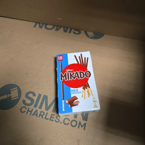 APPROXIMATELY 6 ASSORTED FOOD ITEMS INCLUDING MIKADO MILK CHOCOLATE AND GOCHUJANG KOREAN HOT RED PEPPER PASTE 