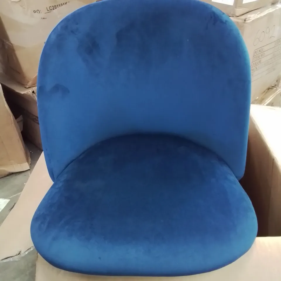 A BOXED PAIR OF BLUE VELVET UPHOLSTERED DINING/SIDE ROOM CHAIRS 