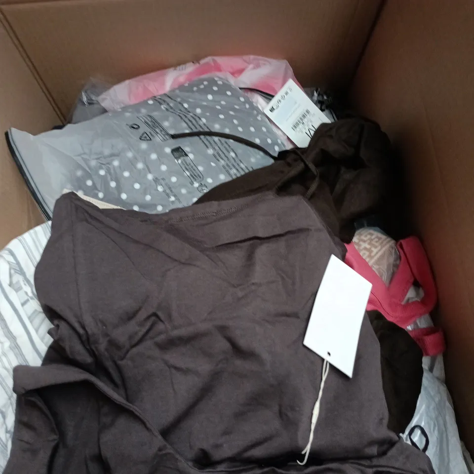BOX OF APPROXIMATELY 25 ASSORTED CLOTHING ITEMS TO INCLUDE RIVER ISLAND JEANS, M & S  SHORTS ETC