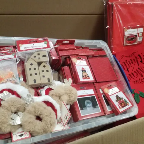 PALLET CONTAINING ASSORTED CHRISTMAS PRODUCTS & DECORATIONS INCLUDING CHRISTMAS WREATH STORAGE BAG, MINI CROSS STITCH, SNOW GLOBE & FELT TABLE PLACE MAT