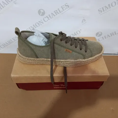 BOXED PAIR OF TONI PONS ESSENTIAL GREEN SHOES SIZE40