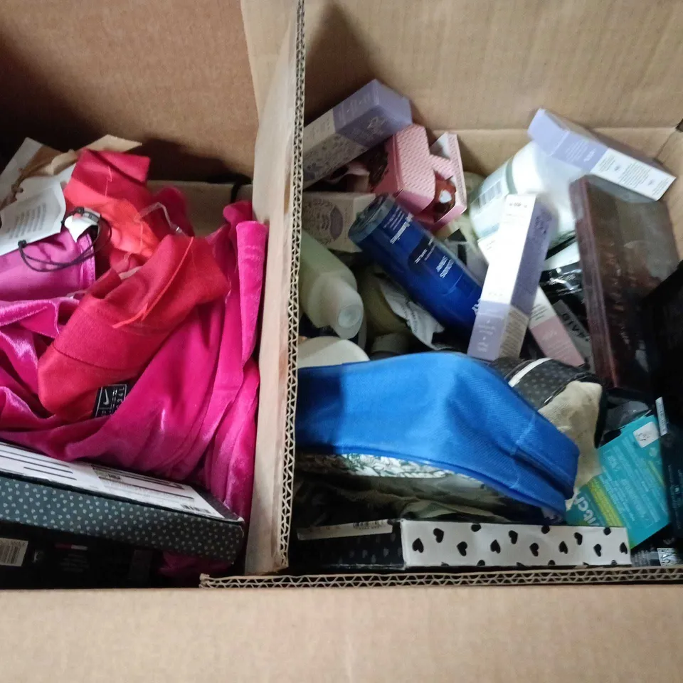 LOT OF APPROXIMATELY 30 ASSORTED HEALTH AND BEAUTY ITEMS TO INCLUDE WESTLIFE GIFT SET, MUSTELA CLEANSING GEL AND LIP GLOSS SET