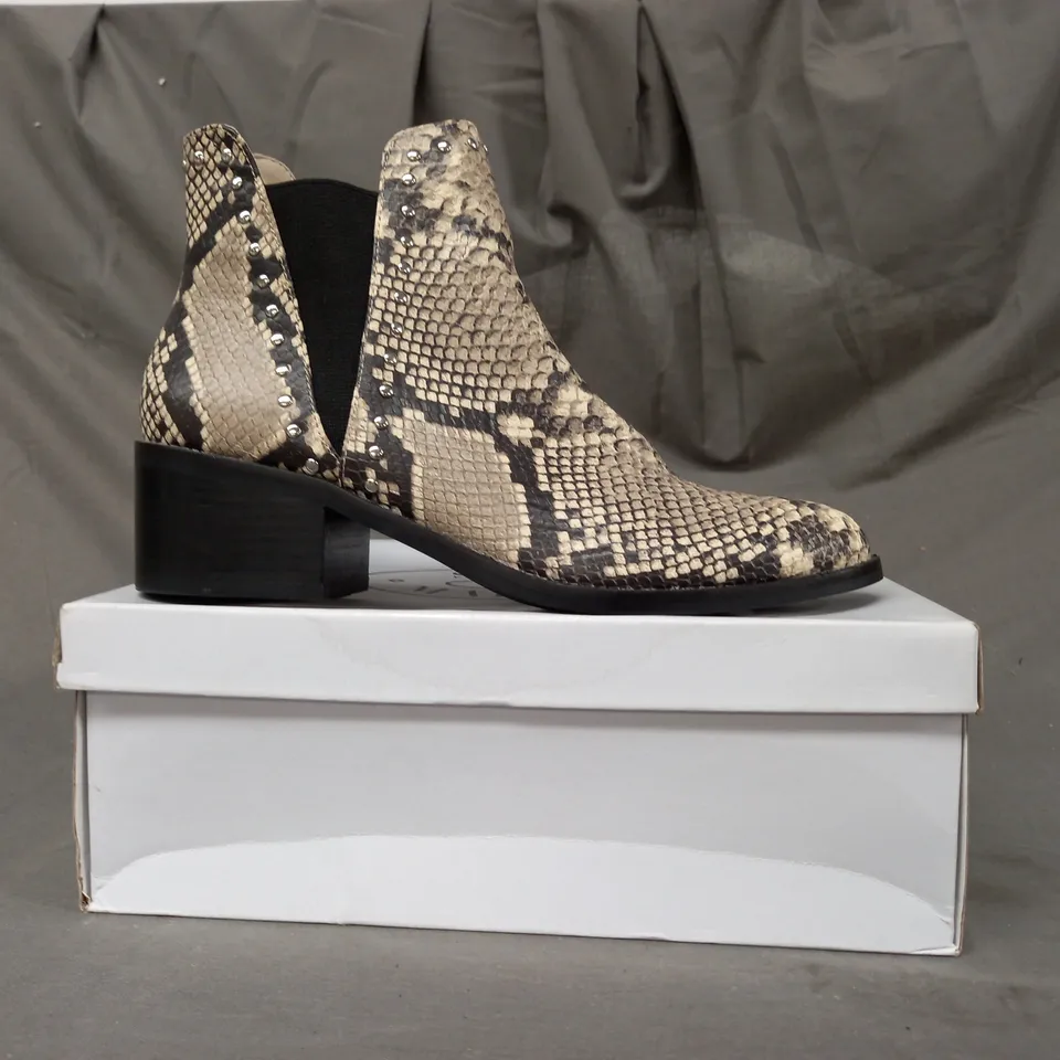 BOXED PAIR OF STEVE MADDEN CADE LEATHER ANKLE BOOTS IN BEIGE EU SIZE 41