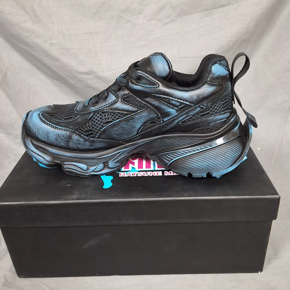 BOXED KOI HATSUNE MIKU CHUNKY TRAINERS IN BLACK/BLUE - UK 7