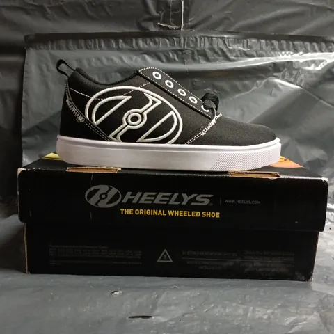 BOXED PAIR OF HEELYS SHOES IN BLACK/WHITE SIZE UK 1