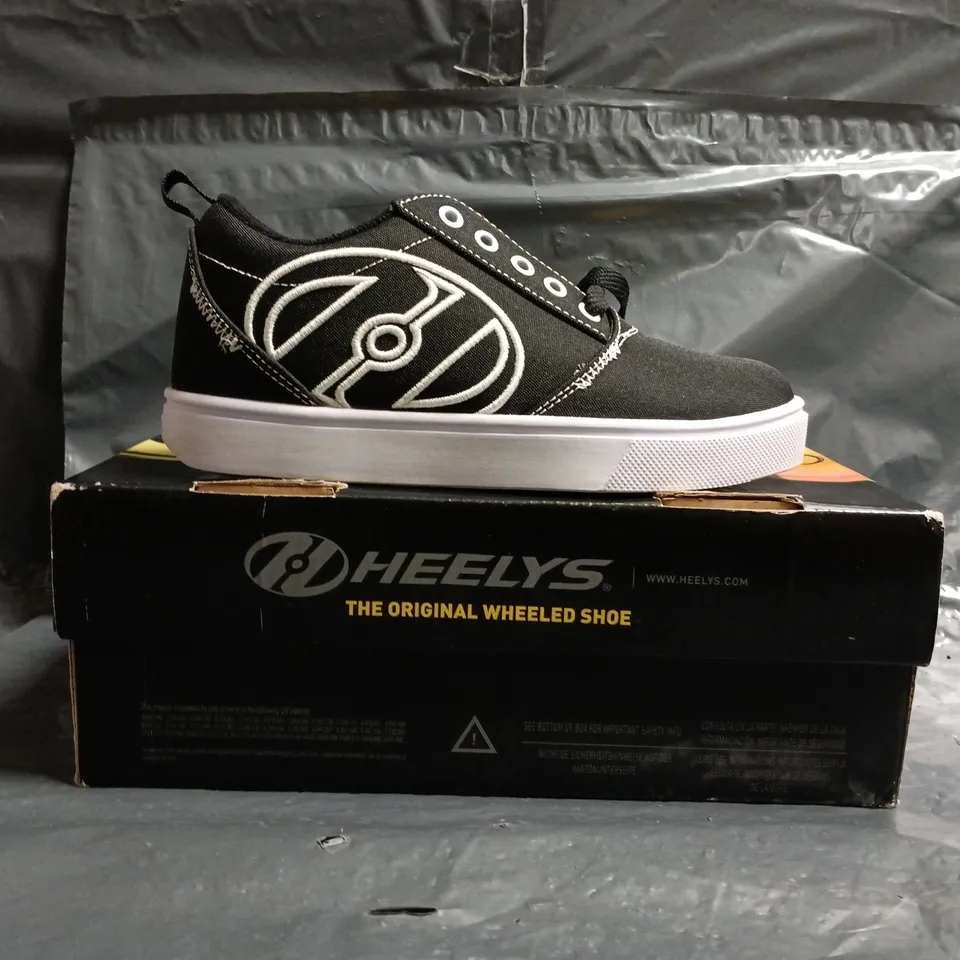 BOXED PAIR OF HEELYS SHOES IN BLACK/WHITE SIZE UK 1