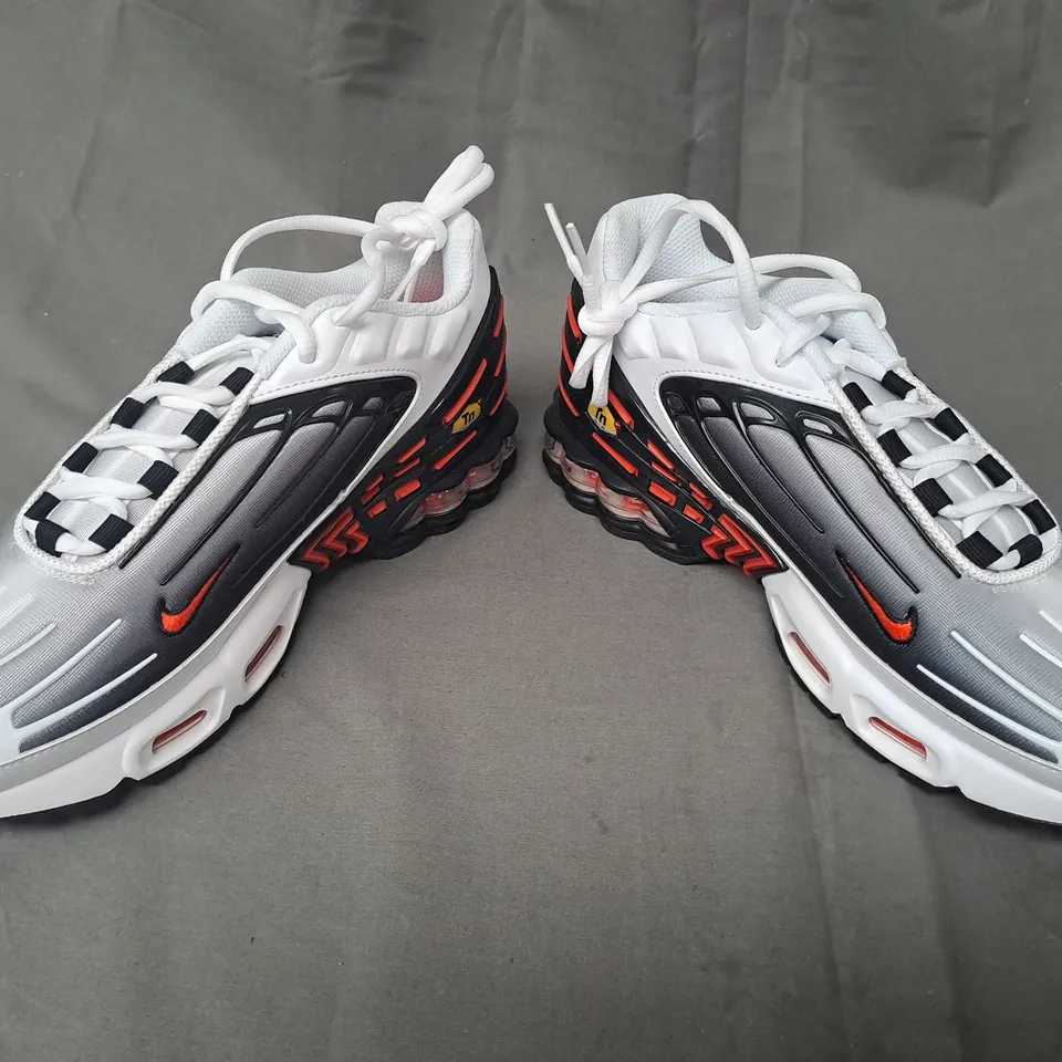 PAIR OF NIKE AIR MAX PLUS TN SHOES IN WHITE/GREY/BLACK/RED UK SIZE 7