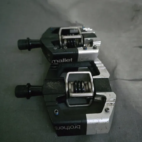 PAIR OF BICYCLE PEDALS WITH TOE-CLIP CAGES