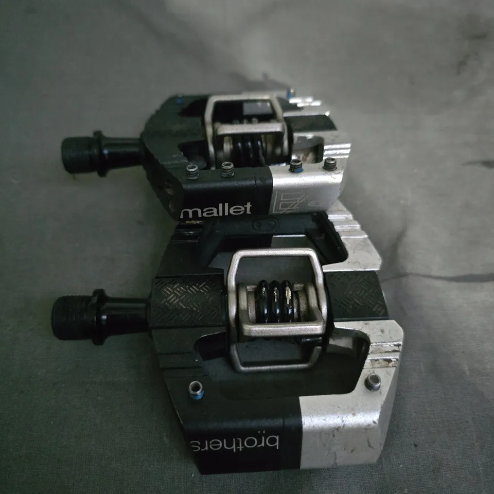 PAIR OF BICYCLE PEDALS WITH TOE-CLIP CAGES