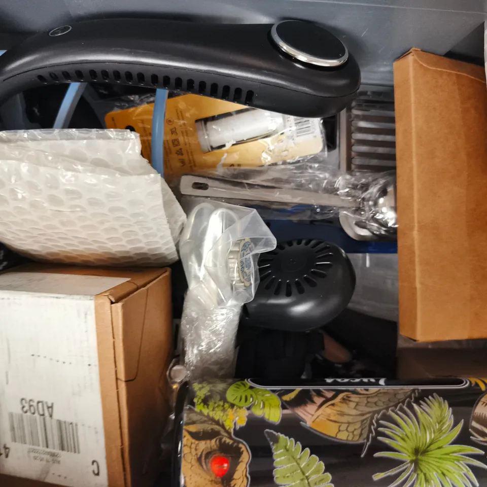 APPROXIMATELY 10 ASSORTED HOUSEHOLD ITEMS