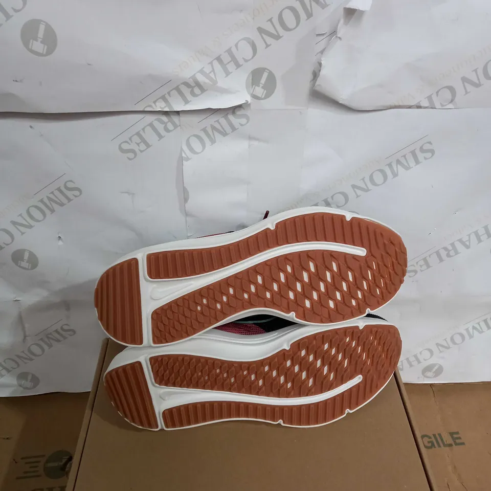 BOXED PAIR OFNIKE RUNNING DOWNSHIFTER 12 TRAINERS SIZE 4 