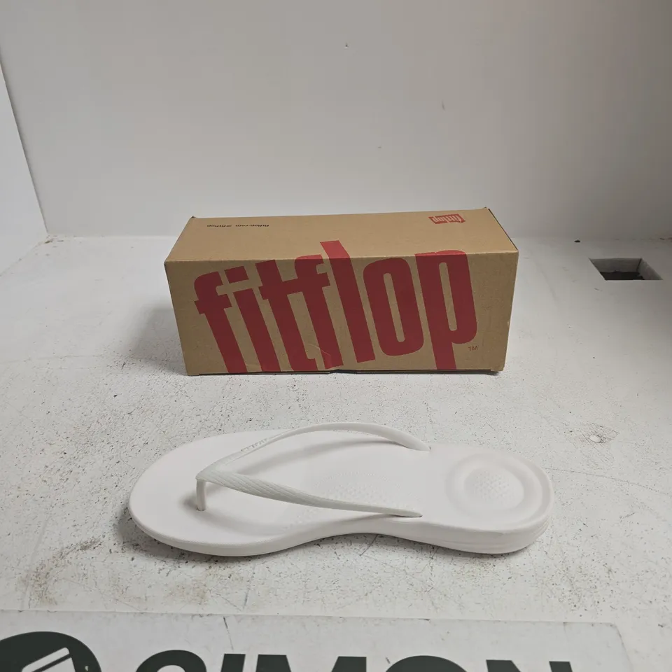 FITFLOP IQUSHION ERGONOMIC FLIP-FLOPS – URBAN WHITE, UK 8