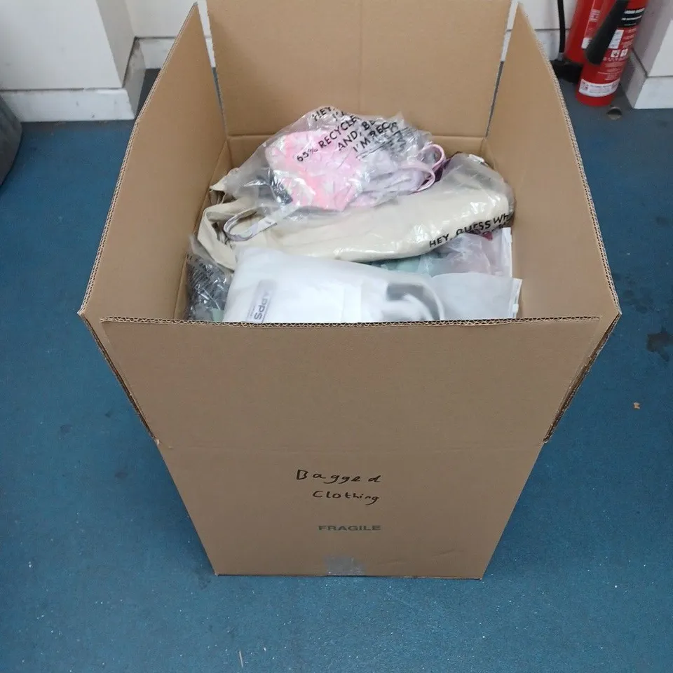 LARGE BOX OF APPROXIMATELY 5O ASSORTED BAGGED CLOTHING ITEMS TO INCLUDE: ZARA, PRETTYLITTLETHING & H&M IN VARIOUS COLOURS & SIZES 