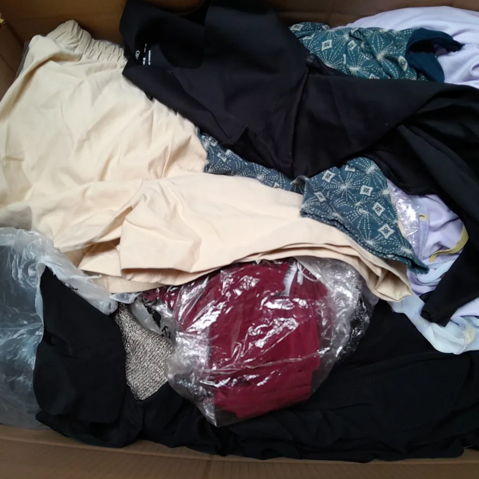 BOX OF APPROXIMATELY 25 ASSORTED CLOTHING ITEMS TO INCLUDE - SOCKS , T-SHIRT , SHORTS ETC