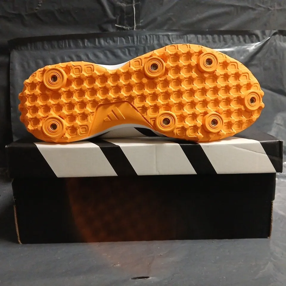 BOXED PAIR OF ADIDAS HOWZAT SPIKE CRICKET SHOES IN WHITE/BLACK SIZE UK 6