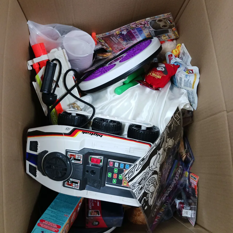 LARGE BOX OF ASSORTED TOYS AND GAMES TO INCLUDE TEDDIES, X-SHOT AND SKIPPING ROPES