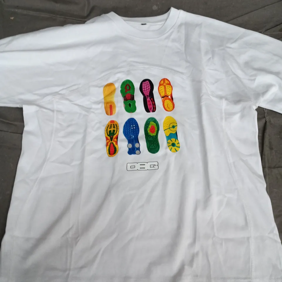 DIRTBAG WHITE T-SHIRT WITH MULTICOLOUR FOOTPRINT PRINT – UK M