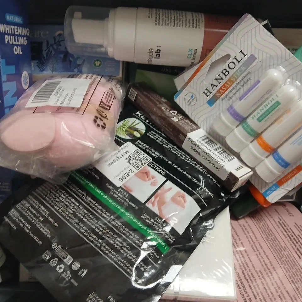 APPROXIMATELY 12 ASSORTED COSMETIC ITEMS INCLUDING VARIOUS MAKES AND BRANDS - COLLECTION ONLY