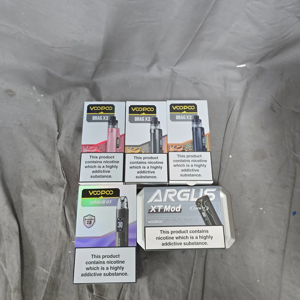 BOX OF APPROXIMATELY 30 ASSORTED E-CIGARETTES AND ACCOMPANIMENTS TO INCLUDE: VARIOUS VOOPOO ITEMS 