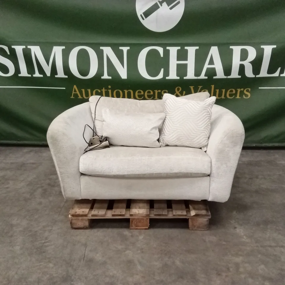 QUALITY DESIGNER FABRIC UPHOLSTERED POWER RECLINER SNUGGLE CHAIR