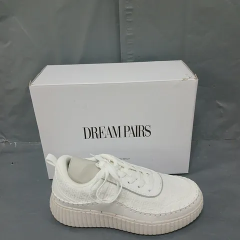BOXED PAIR OF DREAM PAIRS WHITE LACE UP TRAINERS WOMENS UK 7.5 - DXW4JEEB