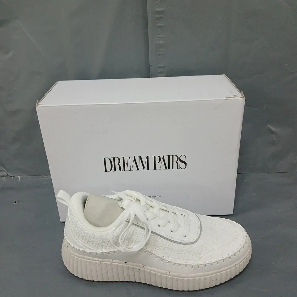 BOXED PAIR OF DREAM PAIRS WHITE LACE UP TRAINERS WOMENS UK 7.5 - DXW4JEEB
