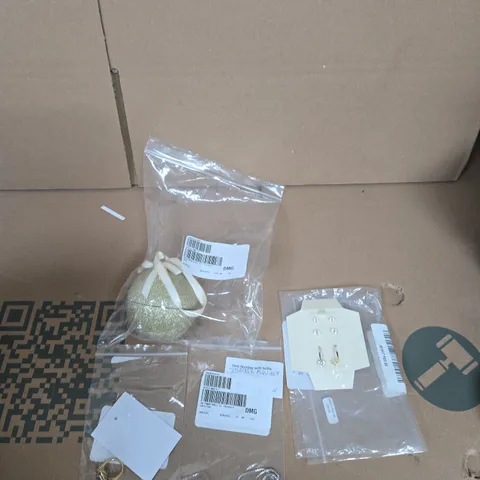 BOX OF APPROXIMATELY 20 ASSORTED JEWELLERY ITEMS TO INCLUDE EARRINGS, BRACELETS AND NECKLACES