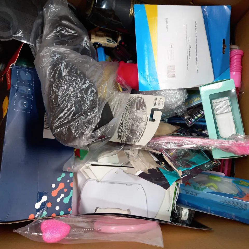 BOX OF APPROX 50 ASSORTED TOYS TO INCLUDE - WILSON US OPEN TENNIS BALLS - HOT WHEELS FORD FOCUS RS - METAL DIE CAST MODEL LETS CELEBATE ECT 